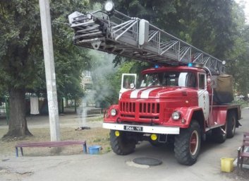 Пожар в пятиэтажке: горящие вещи выбрасывали из окна (ФОТО)