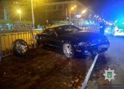 Mustang снес ограждние на Научной