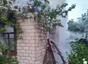 Харьковский район: пожарные спасли из пылающей кухни дух челове