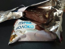 Акционные конфеты: жительнице Николаева продали сладкий товар, покрытый плесенью (ФОТО)