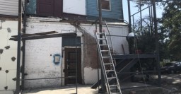 В Новобаварском районе восстанавливают веранду жилого дома