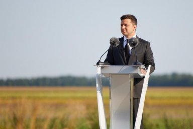 Мы вместе поднимаем флаг и должны поднимать Украину &ndash; только вместе и только вверх. Владимир Зеленск