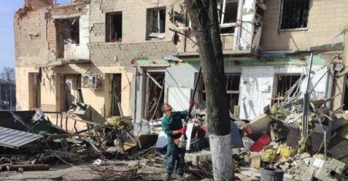 Коммунальщики убирают упавшие в результате обстрелов деревья