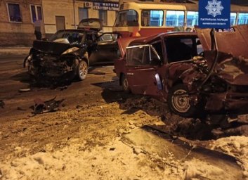 &laquo;Шестерка&raquo; vs Nissan: на трамвайных рельсах Гольдберговской крепкое ДТП