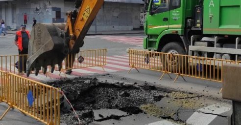  На перекрестке улицы Сумской и Театральной площади устраняют провал на дороге (обновлено) 