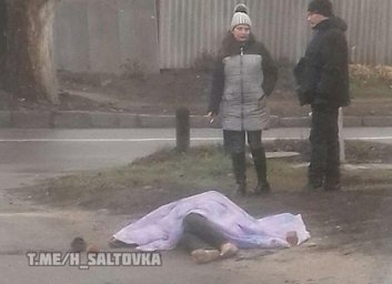 Пожилая женщина вышла на улицу и умерла