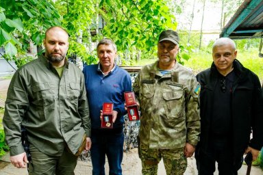 Олег Синегубов вручил государственные награды специалистам Харьковского государственного авиационно-