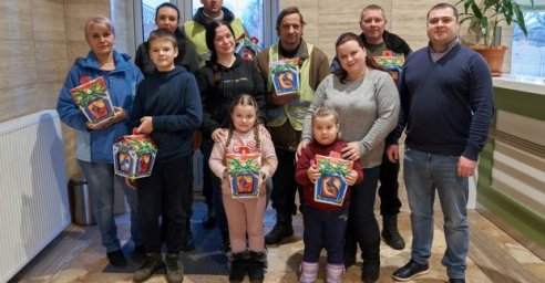  Детям работников КВБО вручили рождественские подарки 