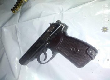 ФОТО: В Малой Даниловке задержали вооруженного мужчину с наручниками и отверткой (ГУНП)