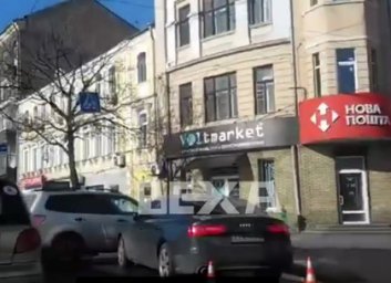 ДТП: в центре легковушки не поделили перекресток (ВИДЕО)