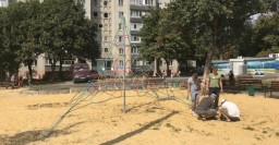 В городе устанавливают игровые комплексы на детских площадках