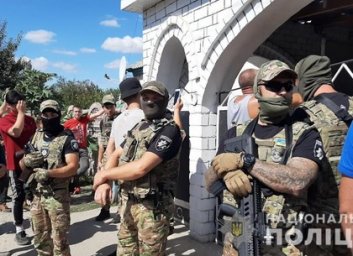 В поселке Андреевка Харьковской области полиция разбирается с жестким и массовым межэтническим конфл