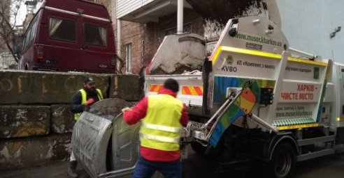  Рабочие КВБО наводят порядок в части Киевского района 