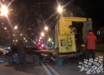 ВИДЕО: Гордость немецкого автопрома въехала в ремонтную машину (Telegram)