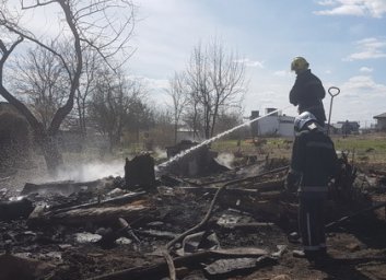 В Малой Даниловке неудачно сожгли мусор: огонь тушили пожарные (ФОТО)