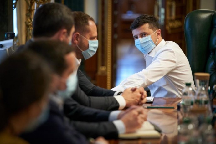 Президент распорядился ускорить страховые выплаты медикам, пострадавшим от COVID-19