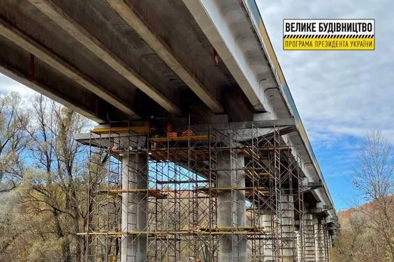 Мостовики начали работы на путепроводе дороги Киев - Харьков - Довжанский