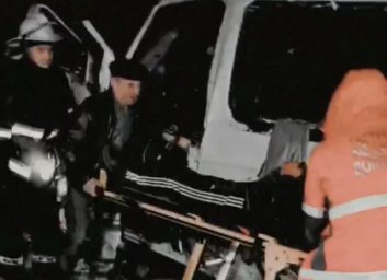 Ночное ДТП: маршрутка врезалась в фуру, водителя вырезали из кабины (Telegram)