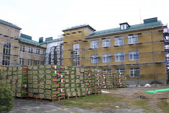 В Изюмском лицее №2 утепляют стены и ремонтируют кровли пищеблока и спортзала