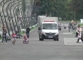 У парку Перемоги вандали пошкодили фонтани і газони (ВИДЕО)