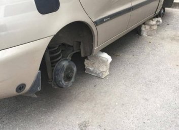 В Харькове массово разувают авто (ФОТО)