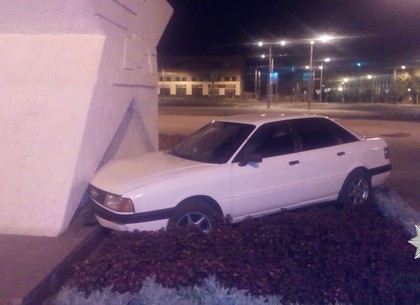 Audi врезалась в патяник Харьковским Дивизиям