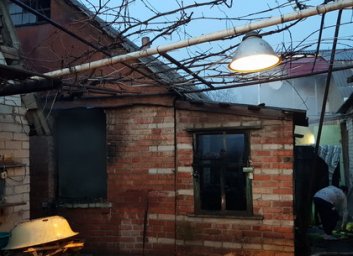 Во время ликвидации пожара в летней кухне, пожарные предотвратили распространение пламени на жилой д