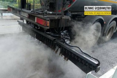 На мосту через Северский Донец выполняют работы по укладке монолитной железобетонной плиты