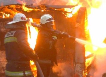 На Новоселовке бомж поджег гараж , в котором жил