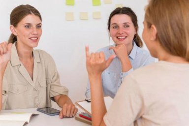 Язык жестов как неотъемлемый элемент развития безбарьерной среды