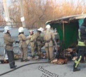 На ХТЗ сгорела торговая палатка (ФОТО, ВИДЕО)
