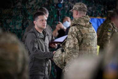 Заряжаюсь и вдохновляюсь героизмом наших военных. Президент - на передовой