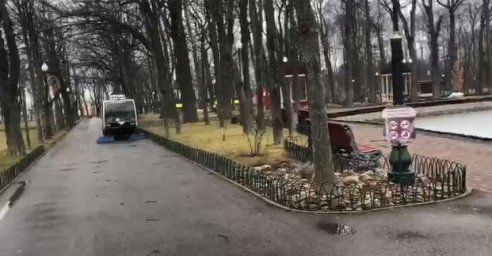 В парке Горького - весенняя уборка