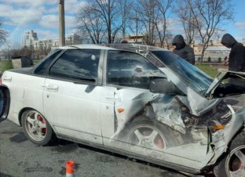 Небольшая лужа на набережной и летняя резина превратили авто в автохлам