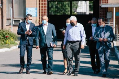 Алексей Кучер ознакомился с работой Харьковского завода специальных машин