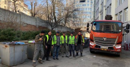 Из Харькова бесперебойно вывозят мусор