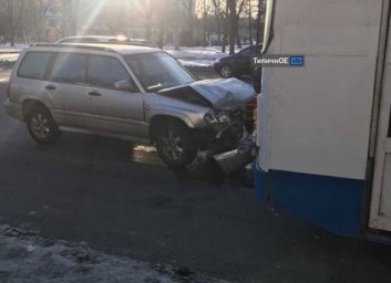 ФОТО: Легковушка затормозила в троллейбус на Новых Домах &ndash; Telegram