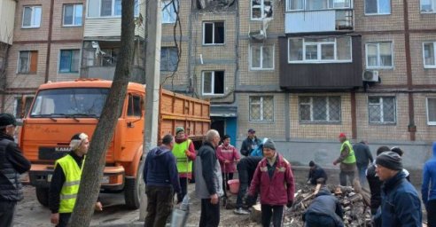 Более двух тысяч волонтеров помогают убирать город после массированных обстрелов