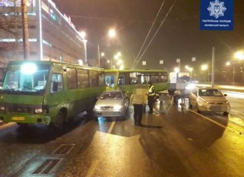 ДТП: Автопоцелуй на магистрали четырех авто - Патрульная полиция