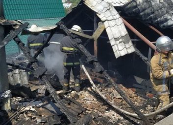 Под Харьковом сгорела крыша &laquo;Продуктов&raquo; (ФОТО)