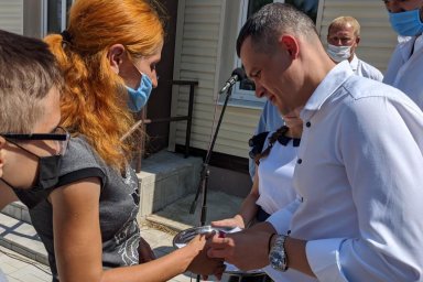 В поселке Золочев ключи от социального жилья получили семь семей переселенцев