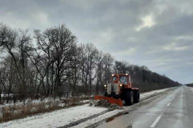 Дороги Харьковщины расчищают 147 рабочих и 104 единицы специальной техники