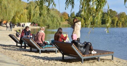 Шезлонги и волейбольное поле - на Петренках обустроили пляжную зону