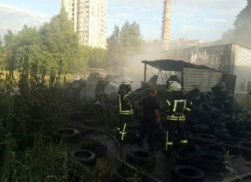 Черный дым в районе вокзала: как пожарные тушили свалку автопокрышек (ФОТО)