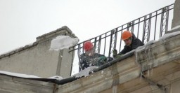 Более 100 альпинистов снимают наледь с кровель домов