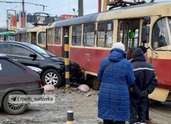 ФОТО: Резвая Mazda остановила электротранспорт на Салтовке &ndash; Telegram