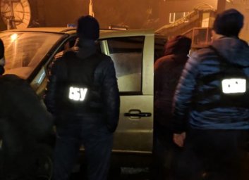 Мужчина, который возил в багажнике нелегалов, предстанет перед судом