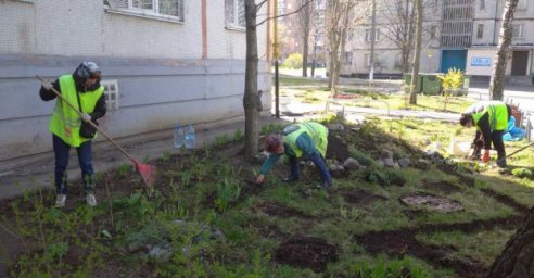 Коммунальщики высаживают цветы и убирают город