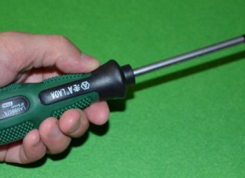 Обычной отвертки хватило рецидивисту, чтобы угнать авто и &laquo;съездить&raquo; в кафе за новым сроком