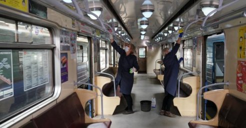 Вагоны метрополитена убирают и дезинфицируют несколько раз в сутки